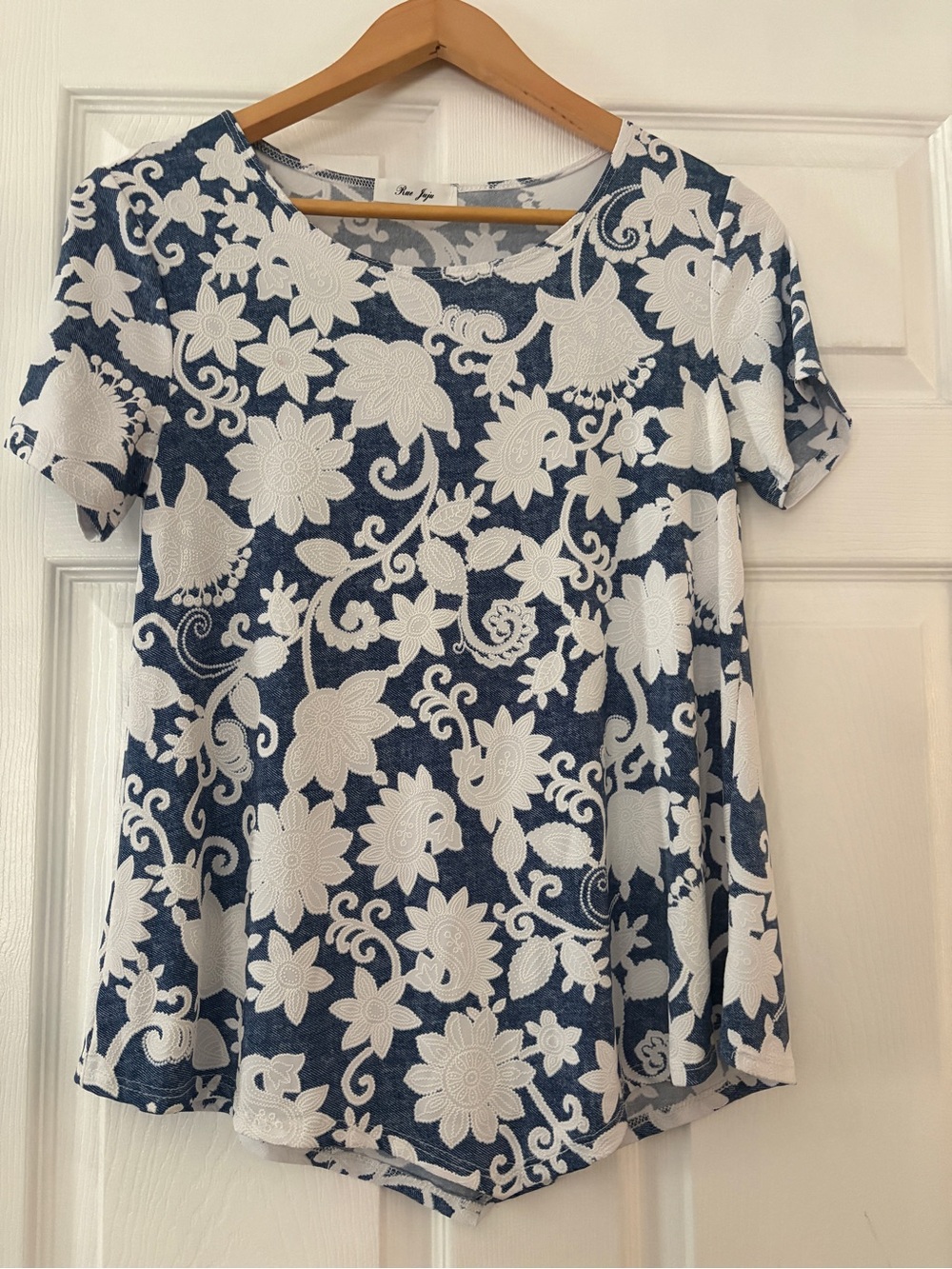Rue 107 Navy & White Floral Short Sleeve Top
